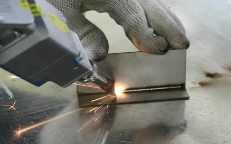 手持激光焊接机vs机器人焊接：2025年技术对比与展望