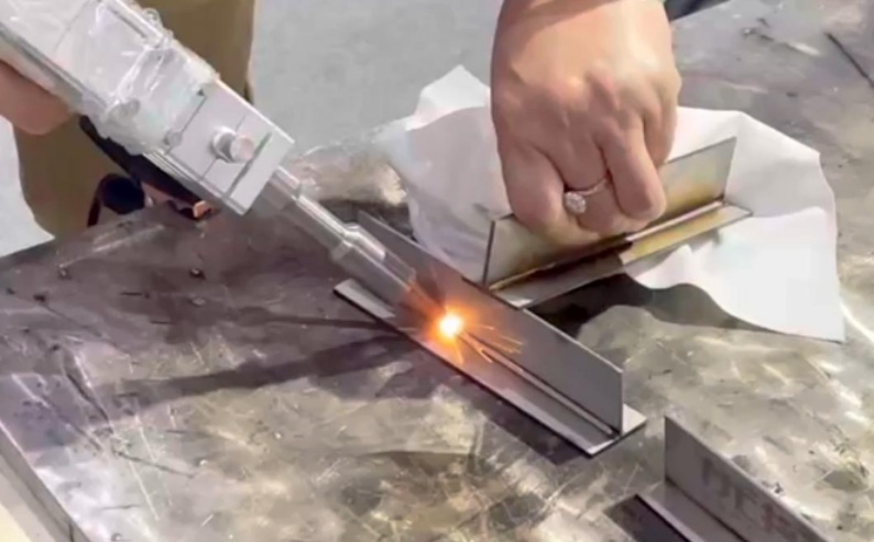 激光焊接机器人路径优化